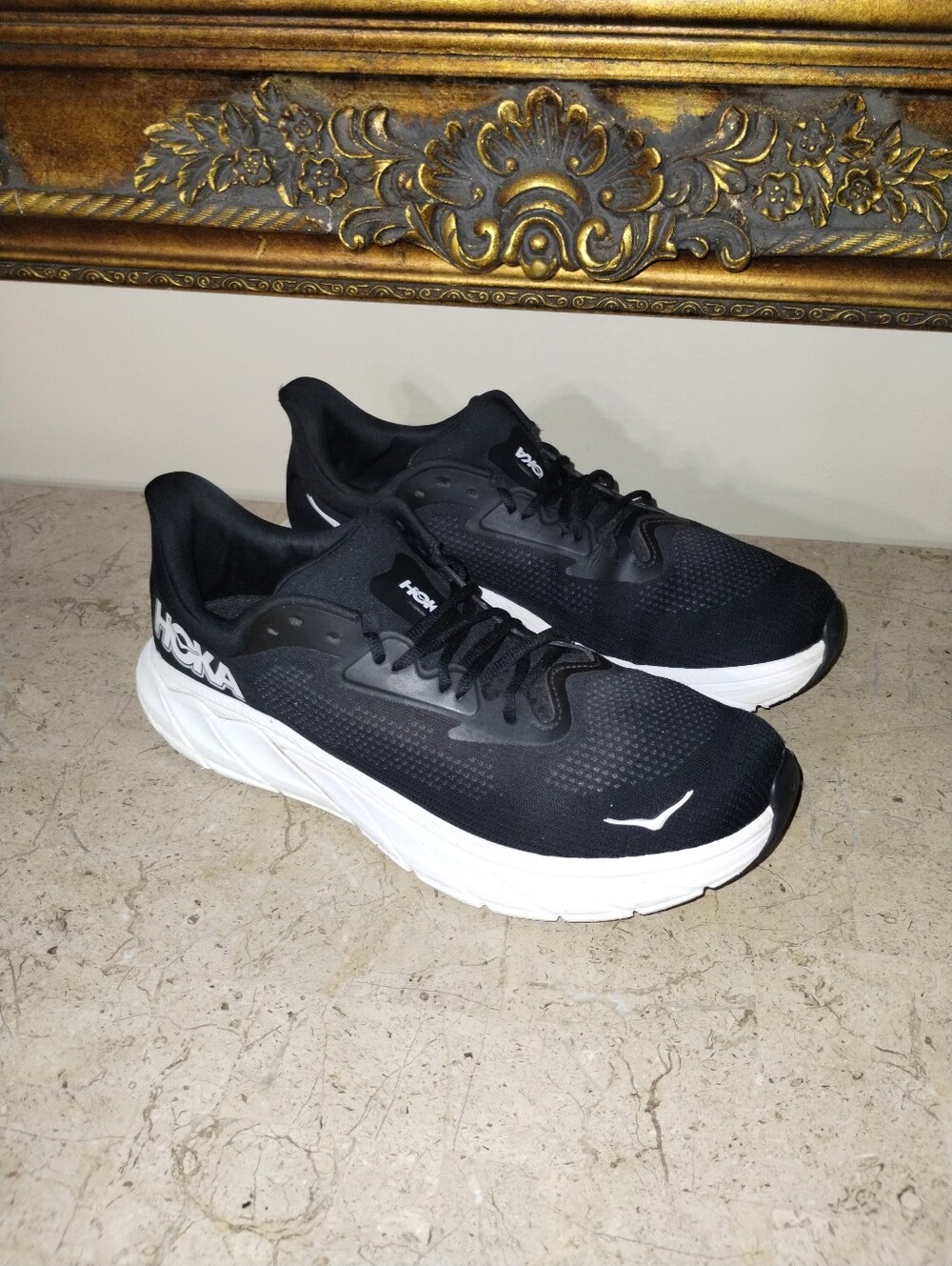 Hoka Arahi 7 Men's Black and White Running Shoes - Cushioned Trainer